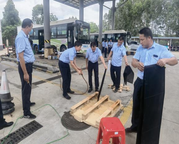 公交公司对车辆空调过滤网进行 集中清洗和消毒