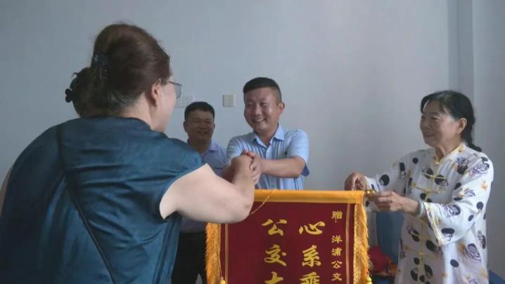 7分钟生命接力！洋浦公交司机暖心出手，救下突发心脏病乘